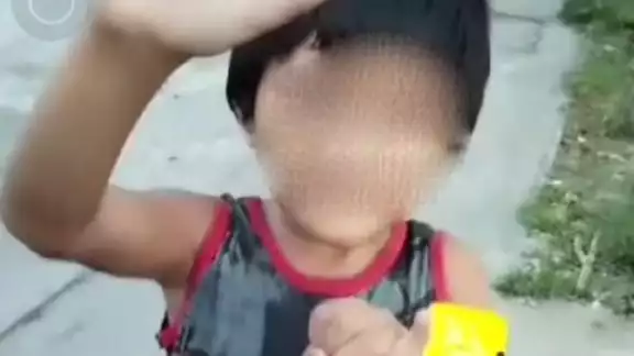 Autoridades aseguran a niño en Solidaridad quien es presunta víctima de maltrato.