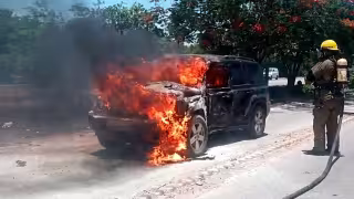 Mujer al volante se incorpora en el Periférico y causa colisión con camioneta de transporte colectivo