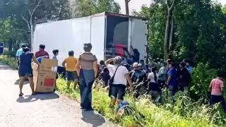 Guardia Nacional investiga accidente y rapiña de camión en la autopista Mérida-Cancún