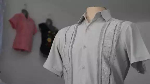 La guayabera es una prenda elegante popular en Yucatán