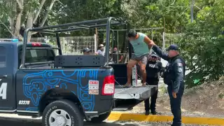 Maestros y vecinos detienen a exhibicionista por acosar a menores y mujeres en Playa del Carmen