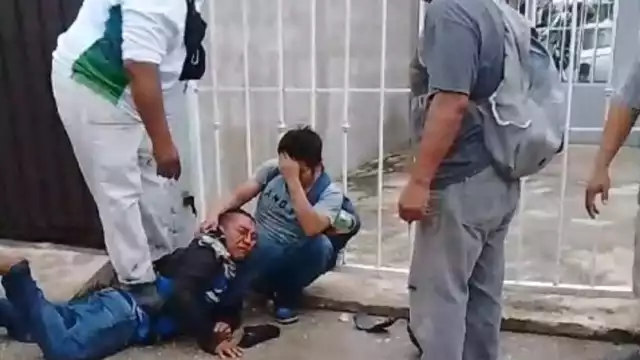 A pesar de llamar a las autoridades, habitantes deciden arremeter a presuntos ladrones en Cancún.