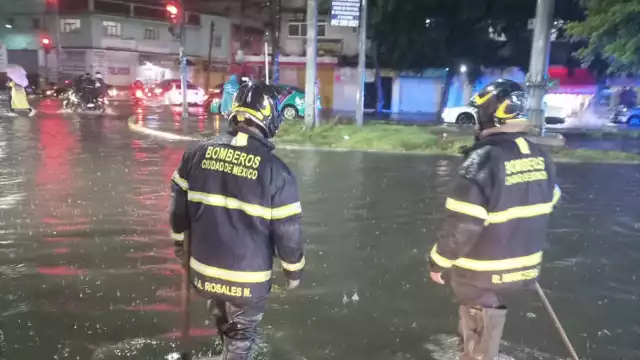Elementos del Heroico Cuerpo de Bomberos atienden emergencias en toda la capital.