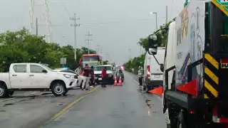 Comerciantes y pobladores bloquearon la carretera federal 180 en Isla Aguada.