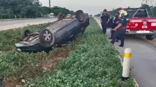El conductor del auto volcado en Umán resultó ileso