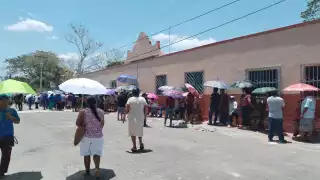 Yucatecos se mantienen bajo el Sol esperando a votar