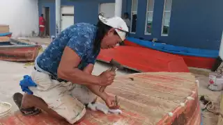 Los hombres de mar se  dan a la tarea de limpiar las lanchas, sobre todo para quitar las conchuelas adheridas en el fondo.
