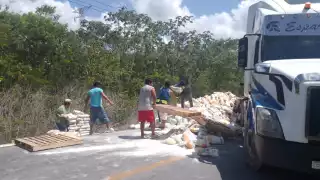Por accidente vehícular cierran tramo de carretera libre Cancún-Mérida