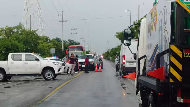 Comerciantes y pobladores bloquearon la carretera federal 180 en Isla Aguada.
