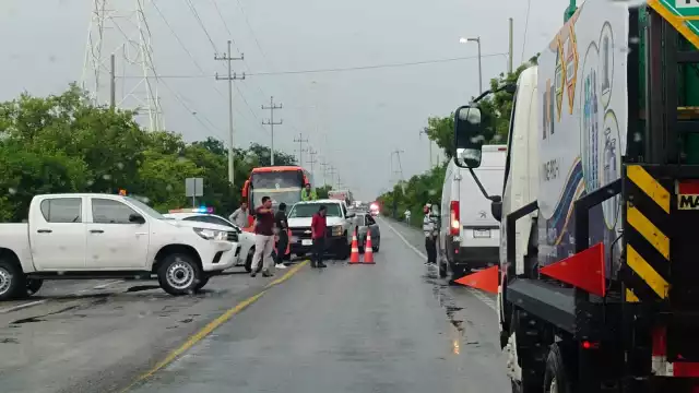 Comerciantes y pobladores bloquearon la carretera federal 180 en Isla Aguada.