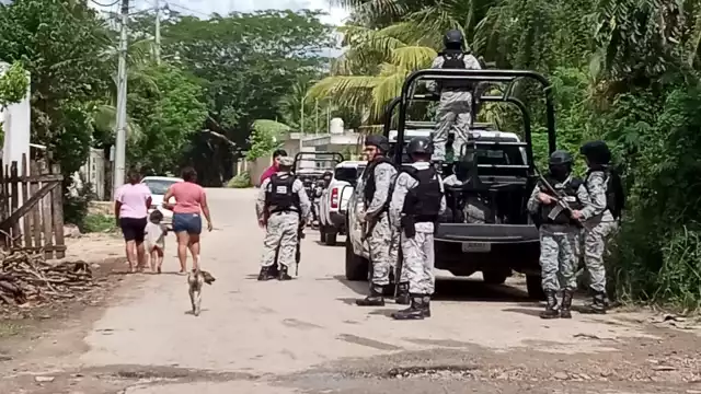 Elementos de la Guardia Nacional y de la Profepa revisan terreno en la salida hacia Pencuyut