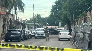 Movilización de la FGR y Ejército en la colonia Colosio por presunto cateo relacionado con narcomenudeo