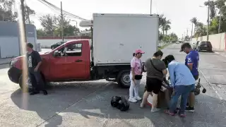 Camioneta choca contra moto y deja a padre e hijo heridos en Ciudad del Carmen