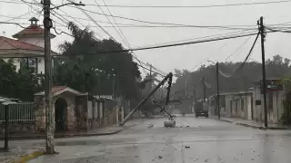 Lluvias torrenciales dejan caos en Tizimín: Hay postes colapsados, árboles caídos y colonias sin luz
