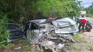 El choque contra el tráiler dejó destrozado el automóvil.