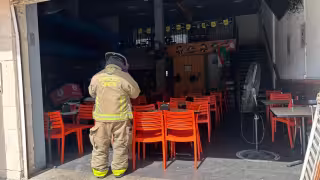 Elementos del Cuerpo de Bomberos inspeccionaron un establecimiento comercial tras un reporte de incendio; al llegar, el fuego ya había sido sofocado