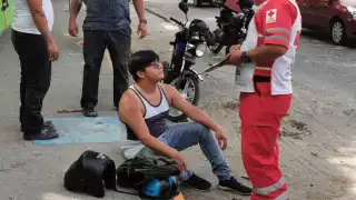 Motociclista y taxista sufren accidente vial en Ciudad del Carmen