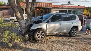 Mujer impacta su camioneta contra árbol en Campeche