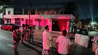 Los habitantes de la zona afectada mantienen el bloqueo y exigen solución inmediata.