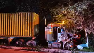 El trailero perdió la vida dentro de la cabina en su unidad