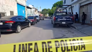 Elementos policiacos llegaron a la escena de crimen para acordonar la zona.