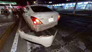 El taxi se llevó la peor parte del accidente, pero no hubo lesionados.
