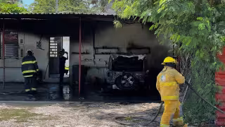 Sin lesionados tras incendio de vehículo en fraccionamiento Maderas