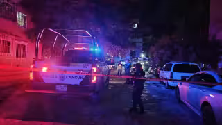 Unidades policiacas de Cancún llegaron a la escena del crimen.