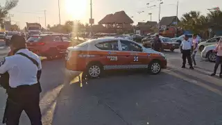 Choque entre taxis provoca caos vial en Ciudad del Carmen durante la Fiesta del Mar 