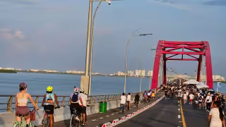 Los visitantes recorrieron el puente caminando o en bici.