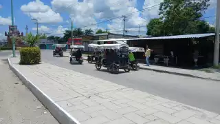 Un mototaxi de Escárcega, conducido a exceso de velocidad, perdió el control y chocó contra una camioneta estacionada.