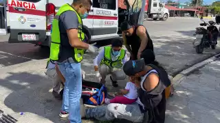 Automóvil arrolla a una familia que viajaba en motocicleta.