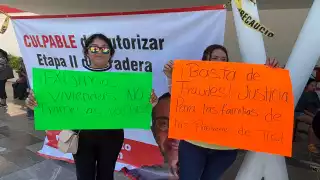Unas 50 familias se manifiestan para exigir que una constructora termine las casas que compraron