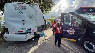 Otro camión de transporte de personal se impactó de forma directa en la parte trasera.