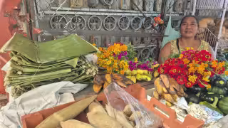 Comerciantes del mercado Pavón Góngora de Champotón alistan ventas por Día de Muertos.