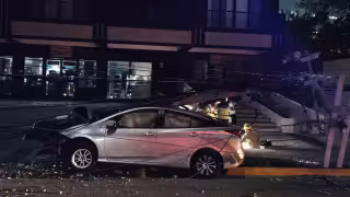 El auto terminó con severos daños tras derribar el poste de la CFE.