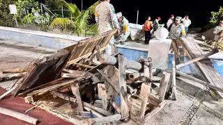 Autoridades desalojan invasión en zona federal de playa en Camino Real, Campeche.