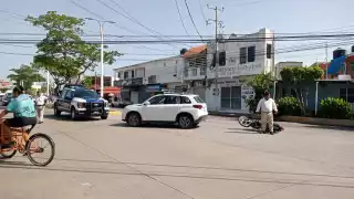   Colisión entre motocicleta y camioneta causa bloqueo vial en Ciudad del Carmen  
