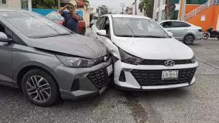 Un accidente entre dos vehículos Hyundai ocurrió la tarde del viernes en la colonia Fátima,