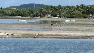 Una bajamar remarcada alejó varios metros el mar de la costa.