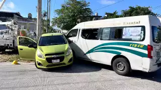 Choque entre una combi y un auto en Cancún deja ocho lesionados