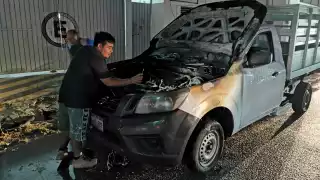 Falla eléctrica provoca incendio vehicular en Ciudad del Carmen