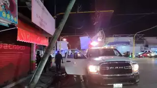 Tráiler derriba postes y cables.