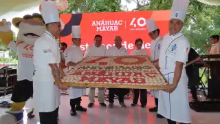Se tuvo un pastel por el aniversario 40 de la Universidad Anáhuac Mayab de Mérida