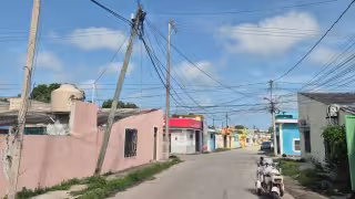 Vecinos denuncian riesgo por poste en Concepción Durán Lanz