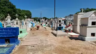 El cementerio general de la ciudad está saturado y están ocupando los pasillos para nuevas criptas y bóvedas.