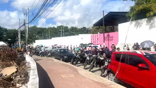 Miles de personas acudieron al gimnasio Gimnasio Jacinto Canek para registrarse al programa Comemos Todos 2026.