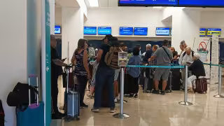 A causa de una tormenta de nieve, los pasajeros podrán viajar el sábado o domingo por la mañana