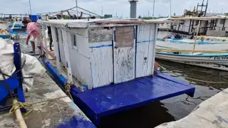 Varios hombres naufragaron cuando su embarcación se inclinó demasiado por una fuerte marejada