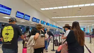 Pasajeros del aeropuerto de Mérida esperan en los mostradores de las aerolíneas